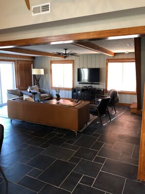 Una televisión, una chimenea