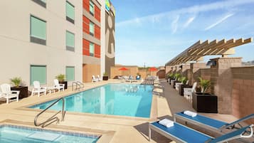 Piscine extérieure, parasols de plage, chaises longues