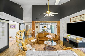 Smart TV, books - Scottsdale Retreat-Sun Soaked Pool+Golf+Cozy Nights (Scottsdale)