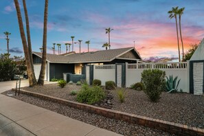 Exterior - Scottsdale Retreat-Sun Soaked Pool+Golf+Cozy Nights (Scottsdale)