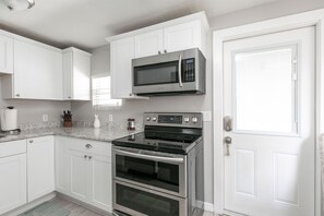 Microondas, cafetera y tetera y utensilios de cocina 