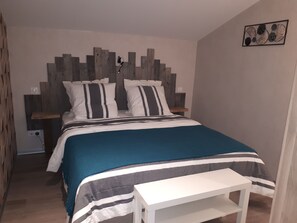 1 habitación, tabla de planchar con plancha y cuna de viaje