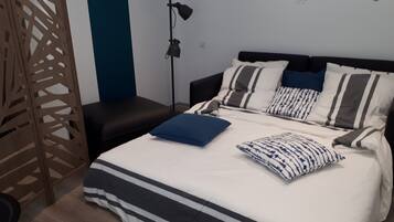 1 habitación, tabla de planchar con plancha y cuna de viaje