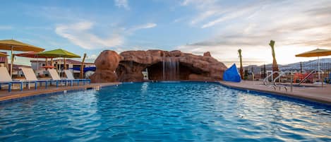 House, 5 Bedrooms | Pool