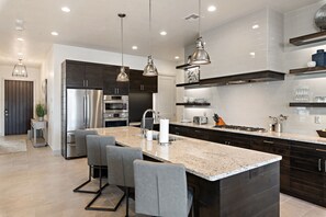 Talo, 5 makuuhuonetta | Yksityinen keittiö | Mikroaaltouuni, uuni, liesi, astianpesukone