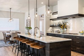 House, 5 Bedrooms | Private kitchen