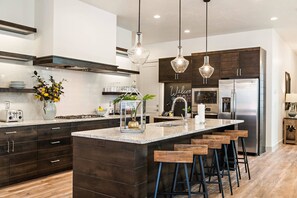 House, 5 Bedrooms | Private kitchen