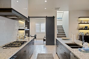 House, 5 Bedrooms | Private kitchen