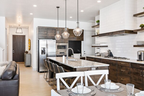 House, 5 Bedrooms | Private kitchen | Microwave, oven, stovetop, dishwasher