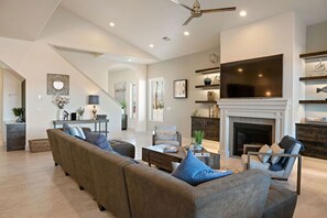 House, 5 Bedrooms | Living room