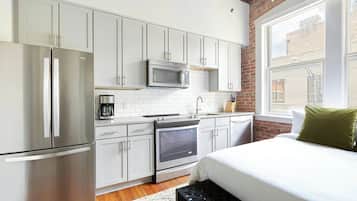 Full-size fridge, microwave, oven, stovetop