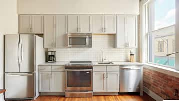 Full-size fridge, microwave, oven, stovetop