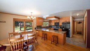 In-room dining - Scenic Wonders Apple Tree Home 3 Br (Yosemite National Park)