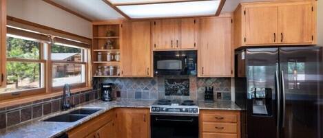 Full-sized fridge, microwave, oven, stovetop