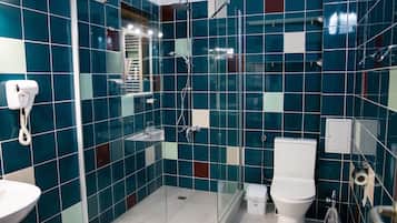 Towels, shampoo, toilet paper