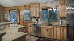 Cabin, 4 Bedrooms | Private kitchen | Coffee/tea maker, fridge, microwave, oven - Scenic Wonders Arrow Lodge 4 Bedrooms (Yosemite National Park)