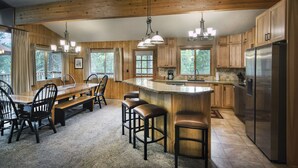 Cabin, 4 Bedrooms | Private kitchen | Coffee/tea maker, fridge, microwave, oven - Scenic Wonders Arrow Lodge 4 Bedrooms (Yosemite National Park)