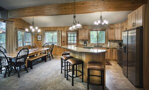 Cabin, 4 Bedrooms | Private kitchen | Fridge, microwave, oven, dishwasher - Scenic Wonders Arrow Lodge 4 Bedrooms (Yosemite National Park)