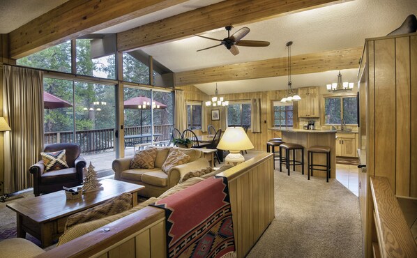 TV, fireplace, DVD player - Scenic Wonders Arrow Lodge 4 Bedrooms (Yosemite National Park)