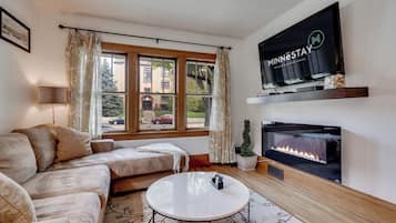 Hus (3 Bedrooms) | Vardagsrum | Tv, eldstad och böcker