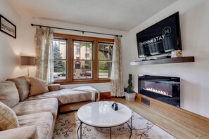 House (3 Bedrooms) | Living room