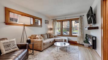 独立别墅 (3 Bedrooms) | 客厅 | 电视、壁炉、书