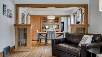 House (3 Bedrooms) | Living room | TV, fireplace, books