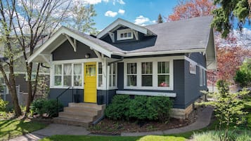 House (3 Bedrooms) | Exterior