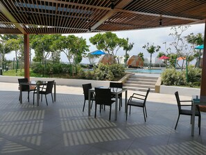 Outdoor dining - Almas1718@Puteri Harbour (Nusajaya)