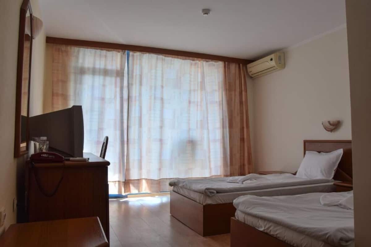 Habitación triple clásica, vista al parque | Wifi gratis y ropa de cama