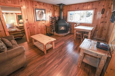 Charming Two bedroom Cabin, Dog Friendly close to National Park