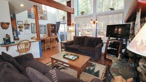 Cabaña, 2 habitaciones | Sala de estar | Televisión y chimenea 