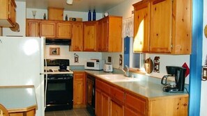 Cabaña, 2 habitaciones | Cocina privada | Refrigerador, microondas, horno y parrilla de estufa 