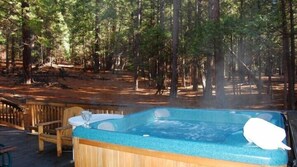 Outdoor spa tub - Scenic Wonders Bear Crossing 2 Bedrooms (Yosemite National Park)