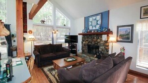 Cabin, 2 Bedrooms | Living room - Scenic Wonders Bear Crossing 2 Bedrooms (Yosemite National Park)