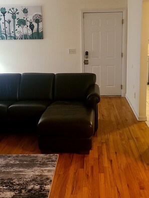 Smart TV, Netflix, streaming services, computer monitors - Modern 4BR/2BA Apt next to Mall, Resto & Airport! (LINDEN)