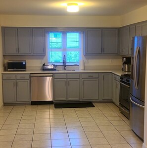 Fridge, microwave, oven, stovetop - Modern 4BR/2BA Apt next to Mall, Resto & Airport! (LINDEN)