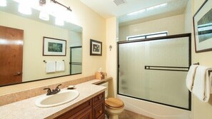 Cabin, 3 Bedrooms | Bathroom | Towels