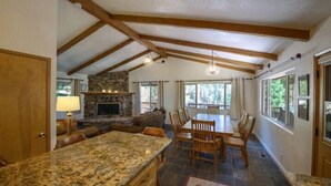 Cabane, 3 chambres | Restauration dans la chambre