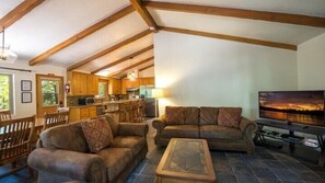 Cabin, 3 Bedrooms | Living room