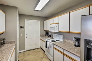 Fridge, microwave, stovetop, dishwasher