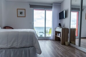 Quarto casal, sacada, vista para o mar | Cortinas blackout, Wi-Fi de cortesia, roupa de cama