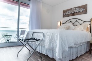Double Room, Balcony, Sea View | Blackout drapes, free WiFi, bed sheets - Garoupas Inn (Ponta Delgada)
