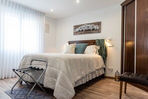Economy Double Room | Blackout drapes, free WiFi, bed sheets - Garoupas Inn (Ponta Delgada)