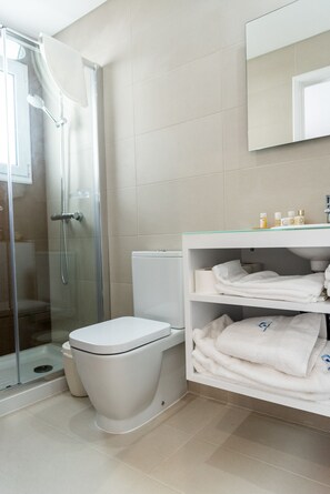 Doppelzimmer, Balkon, Meerblick | Badezimmer | Dusche, Haartrockner, Handtücher