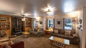 Cabin, 3 Bedrooms | Living room - Scenic Wonders Friends Lodge 3 Bedrooms (Yosemite National Park)