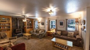 Kabin, 3 kamar tidur | Ruang keluarga | Televisi 55-inci dengan saluran TV satelit, pemutar DVD, dan foosball