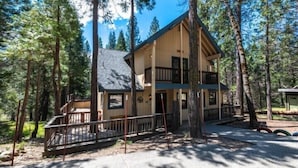 Front of property - Scenic Wonders Friends Lodge 3 Bedrooms (Yosemite National Park)