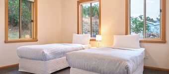 En komfortabel hytte med 2 soverom som ligger i sentrum av Coles Bay.