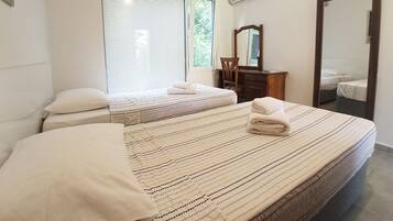 Een bureau, een laptopwerkplek, geluiddichte muren, gratis wifi